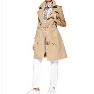 Burberry Sandringham Short Trench Coat